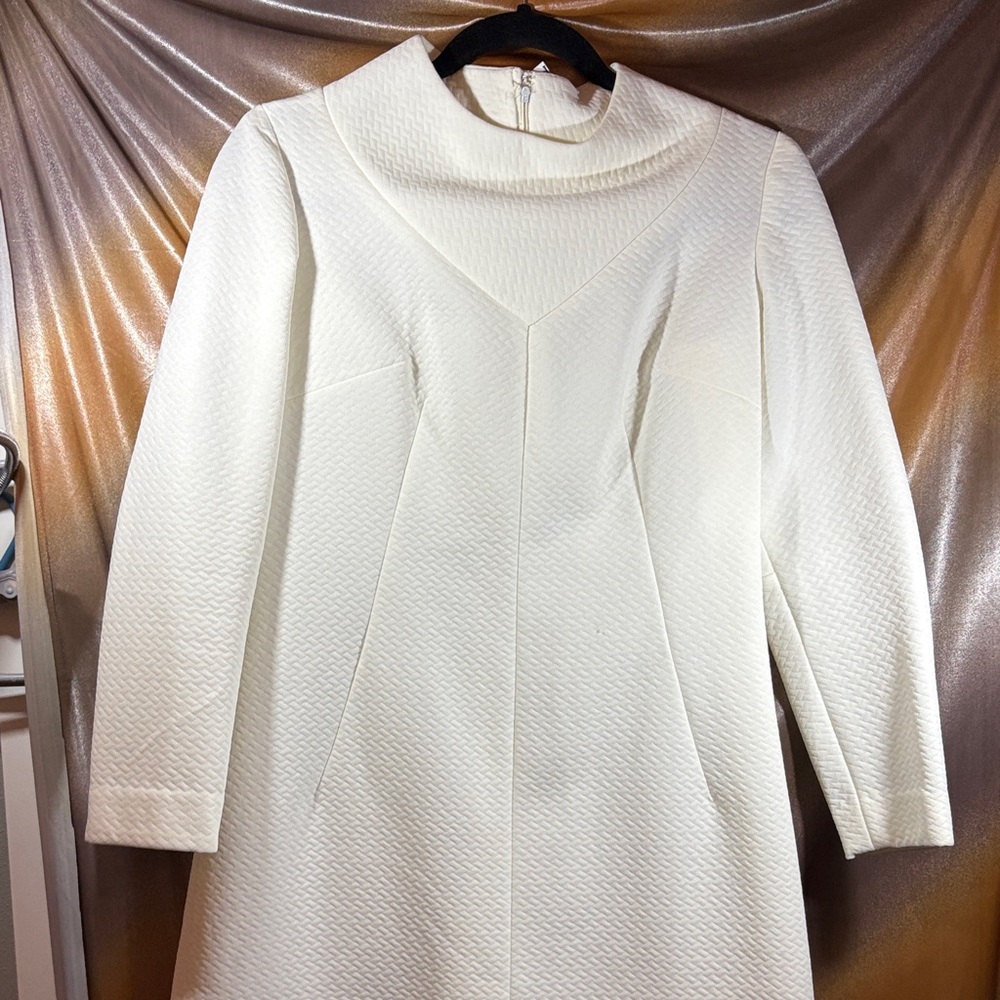 Vintage 60’s Classic White Long-Sleeve Textured Dress. E2